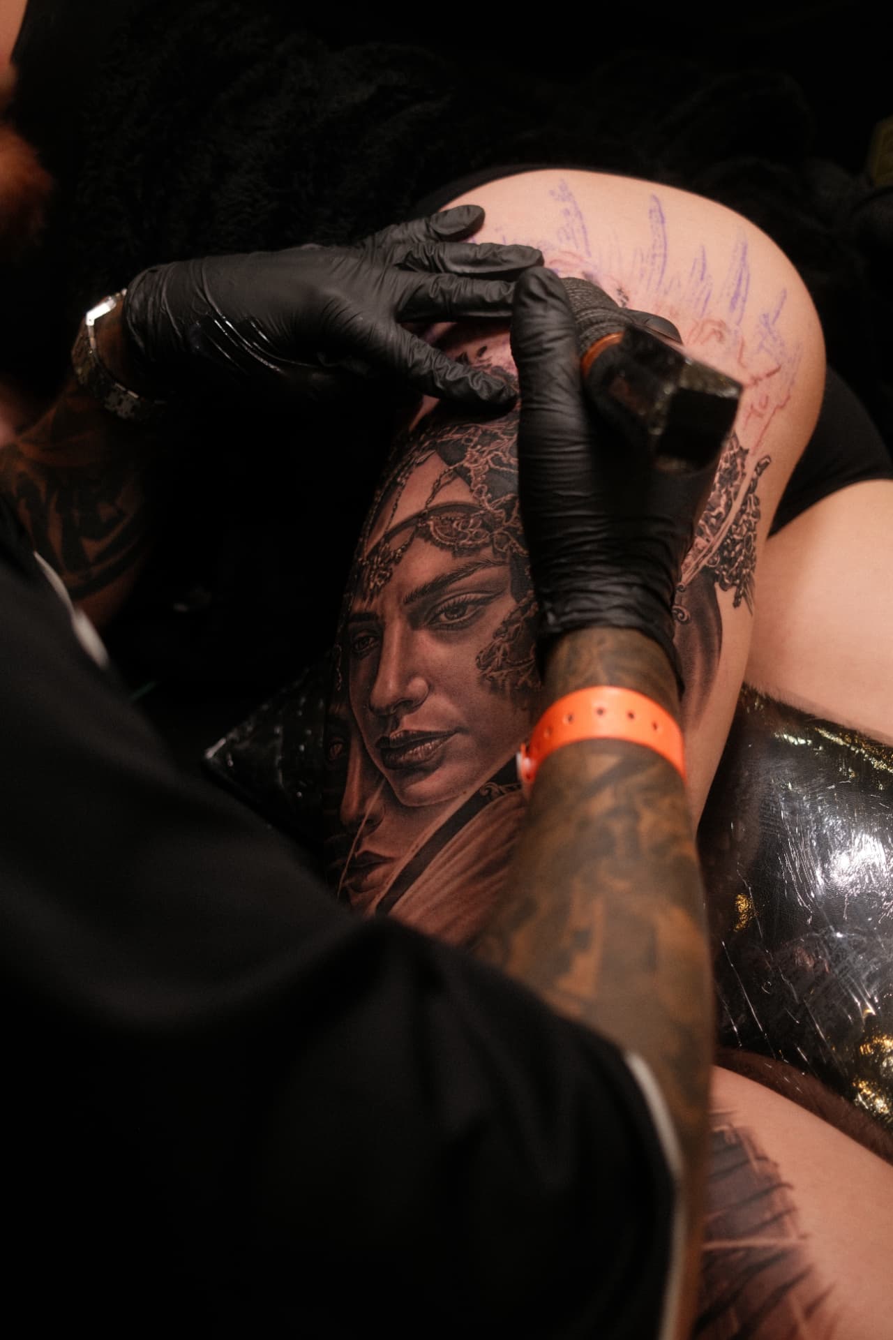 Close-up of SUAN creating the award-winning Black and Grey portrait at Empire State Tattoo Expo 2026